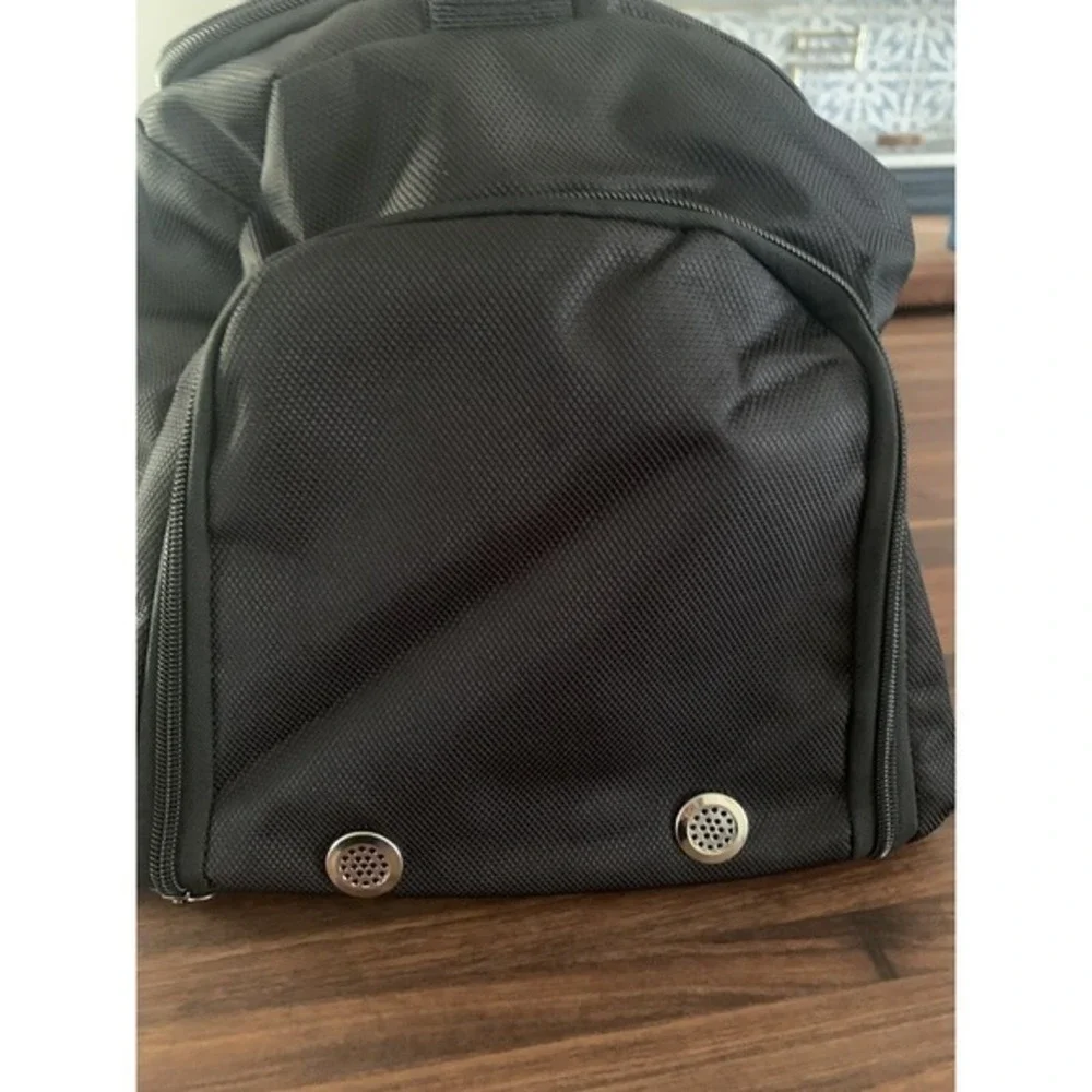 Generic‎ Black Duffle Bag with Shoulder Strap NWOT